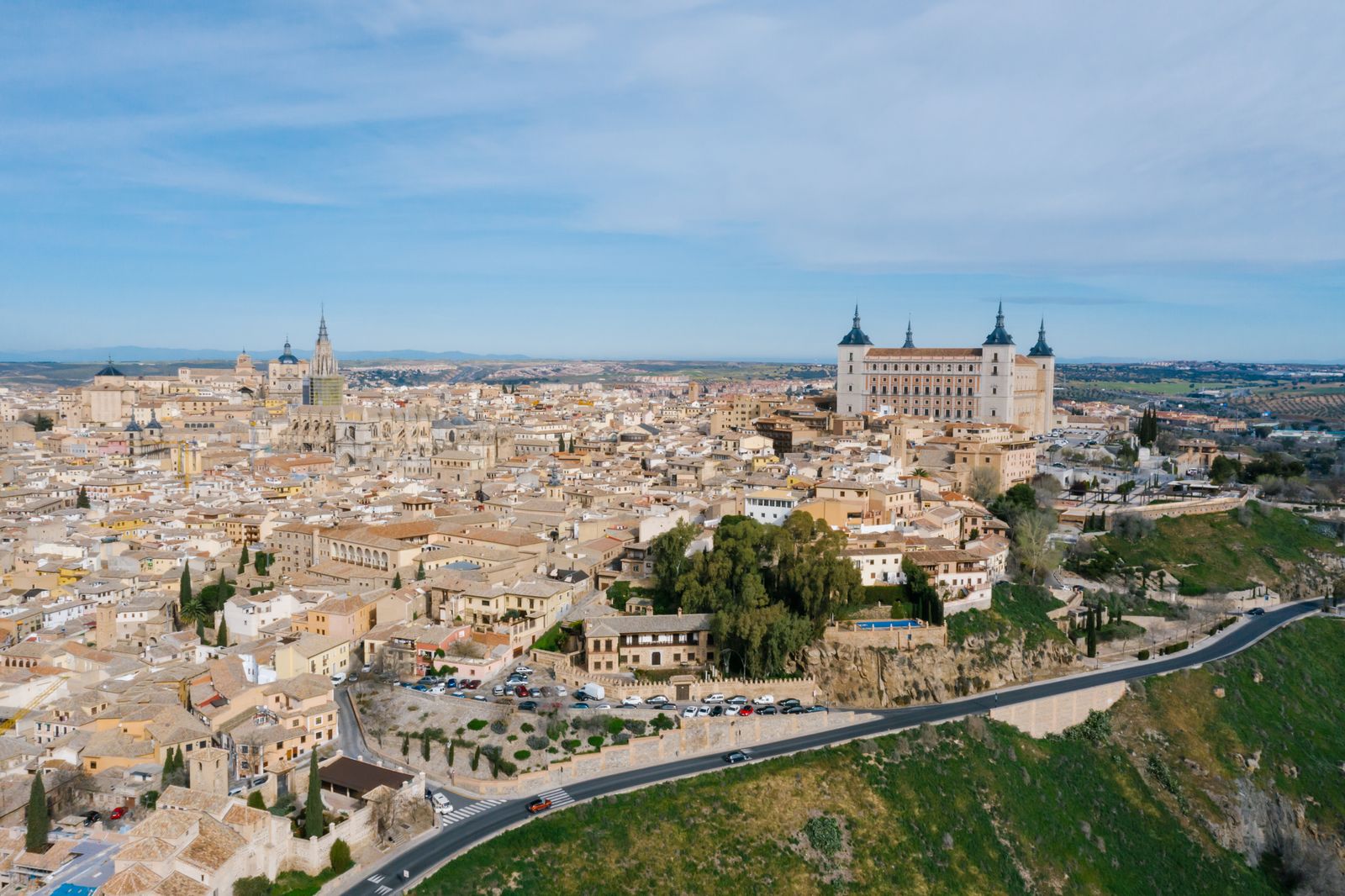 Vista aérea de Toledo con el Alcázar y el río Tajo