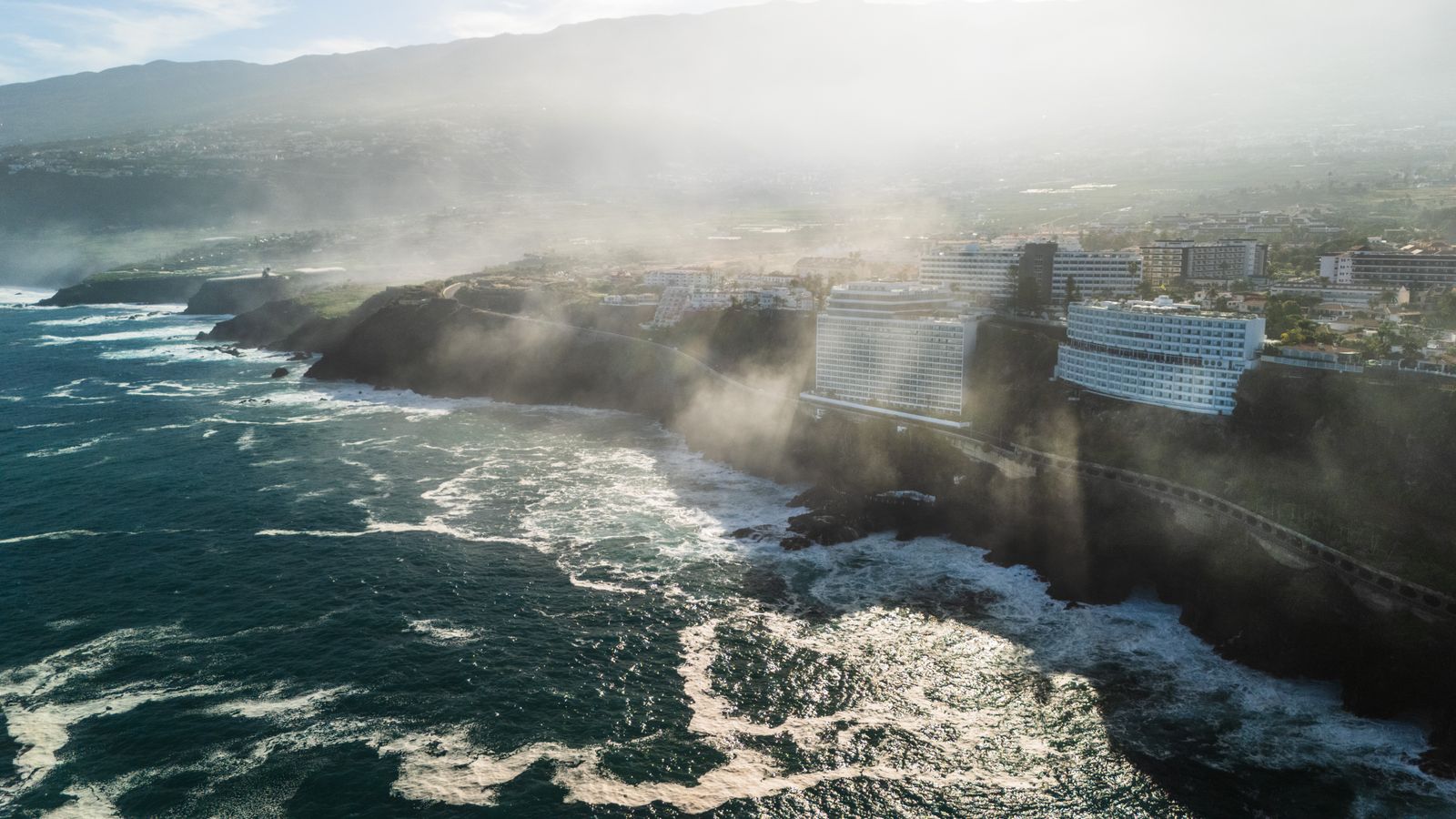 Costa de Los Gigantes en Tenerife, con sus acantilados junto al mar