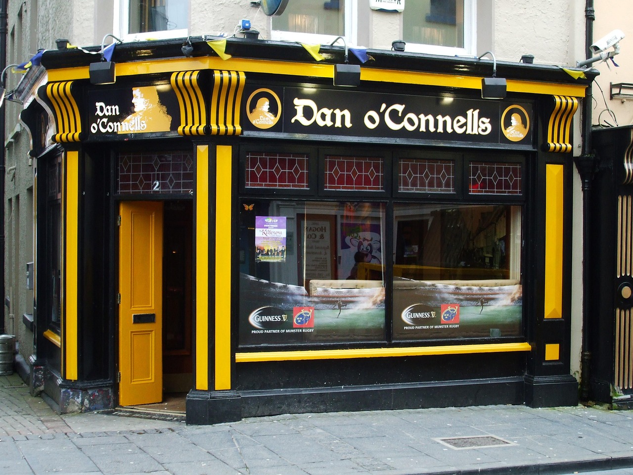 Pub tradicional irlandés en Ennis, condado de Clare