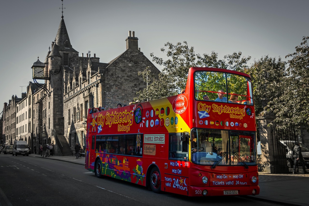 Autobús turístico recorriendo el Royal Mile de Edimburgo, Escocia