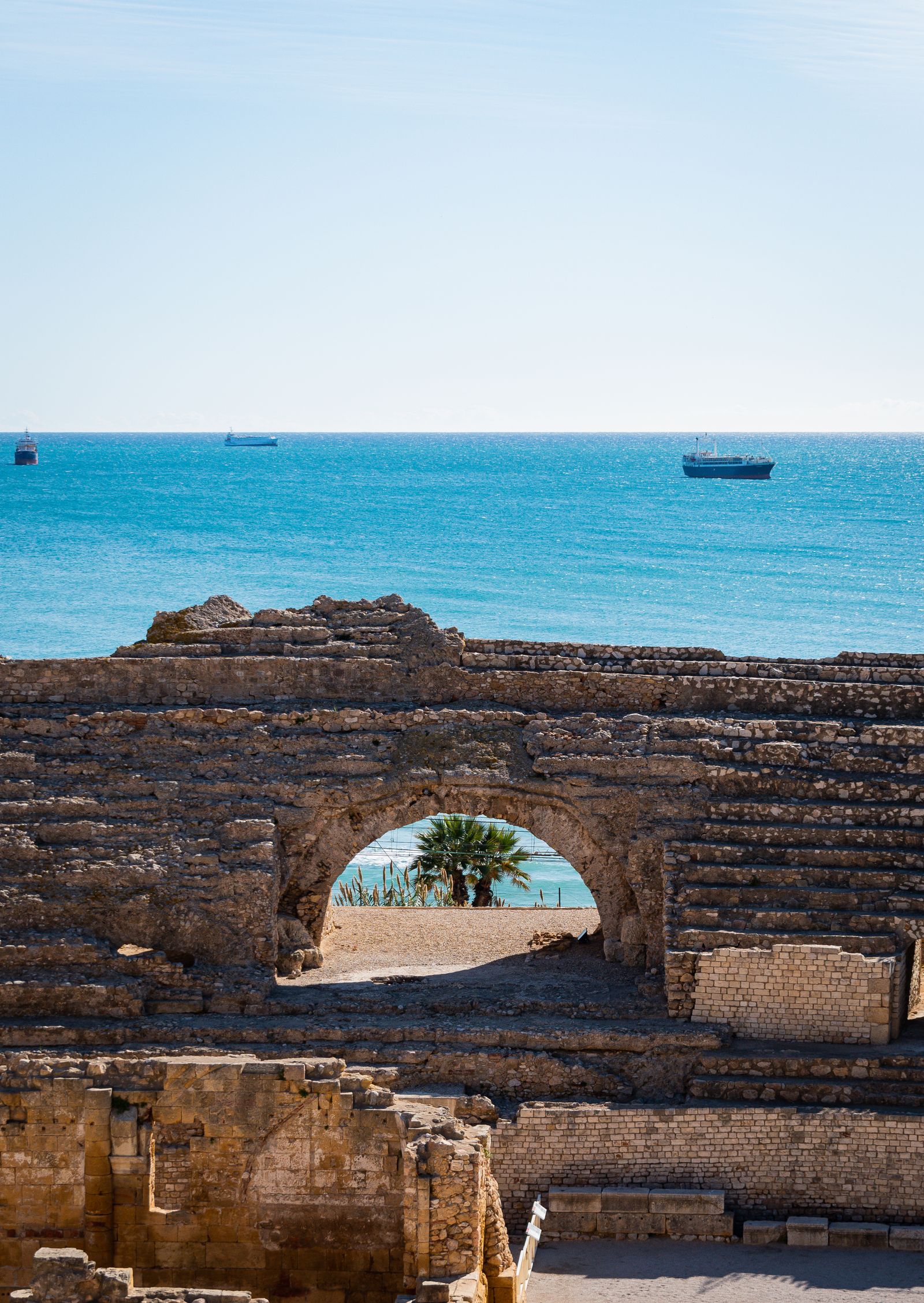 Gradas y arcos del anfiteatro romano de Tarragona junto al mar Mediterráneo