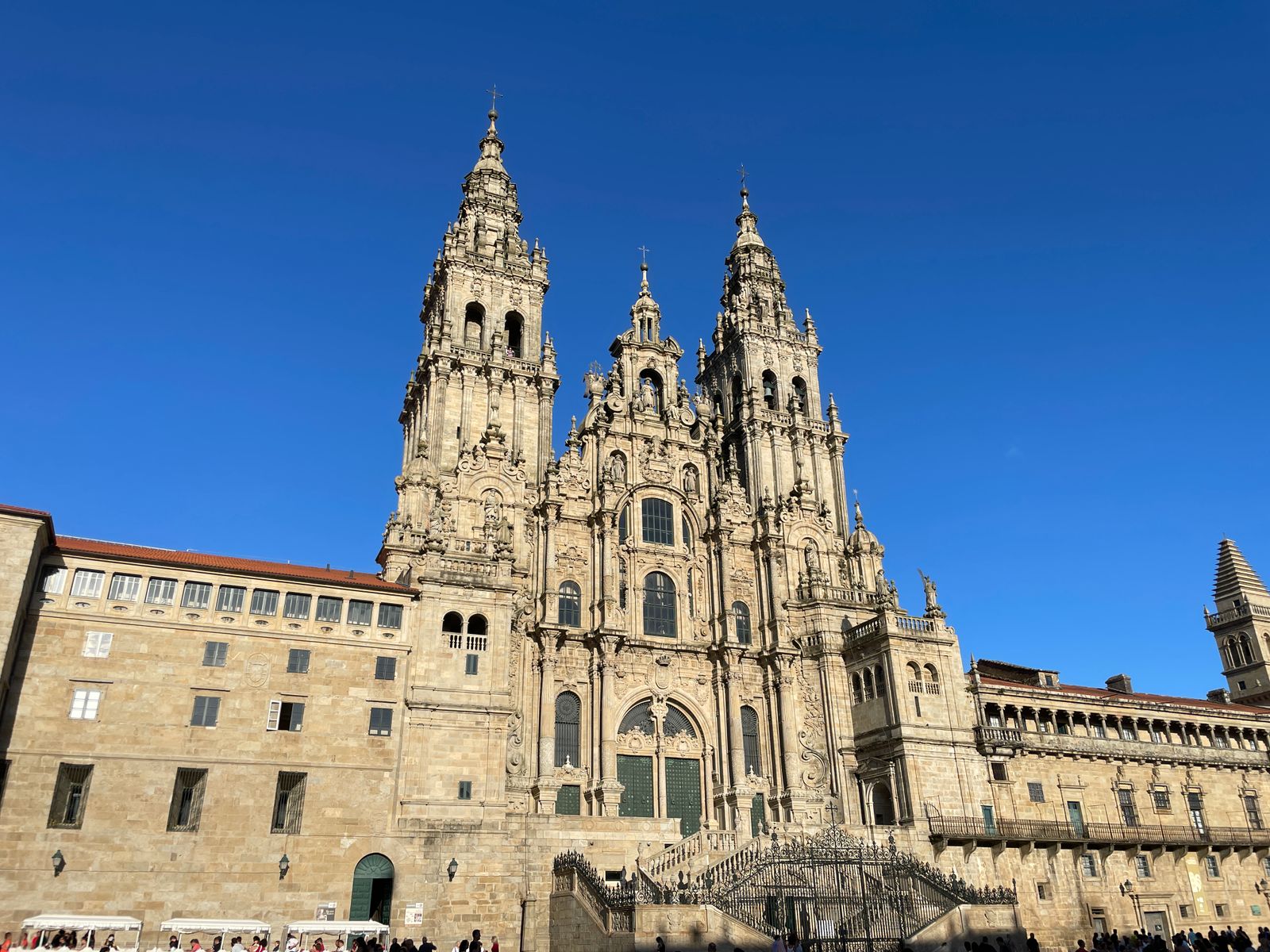 Fachada de la Catedral de Santiago de Compostela bajo un cielo azul