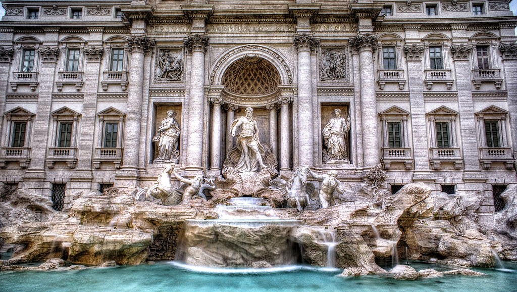 Fontana di Trevi en Roma con las esculturas de Neptuno y los caballos sobre el agua turquesa