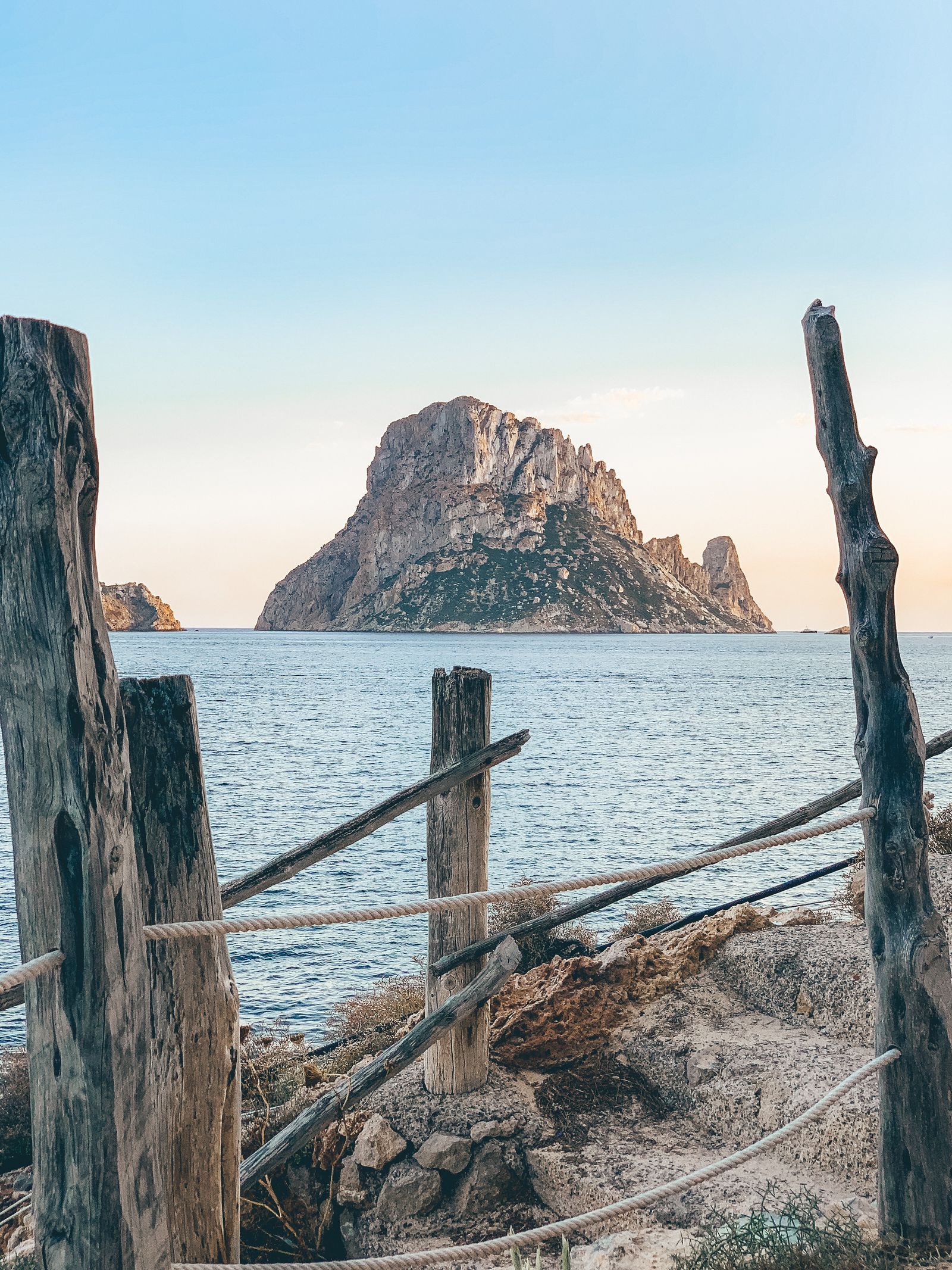 Casas blancas del casco antiguo de Ibiza escalonadas sobre el mar bajo Dalt Vila