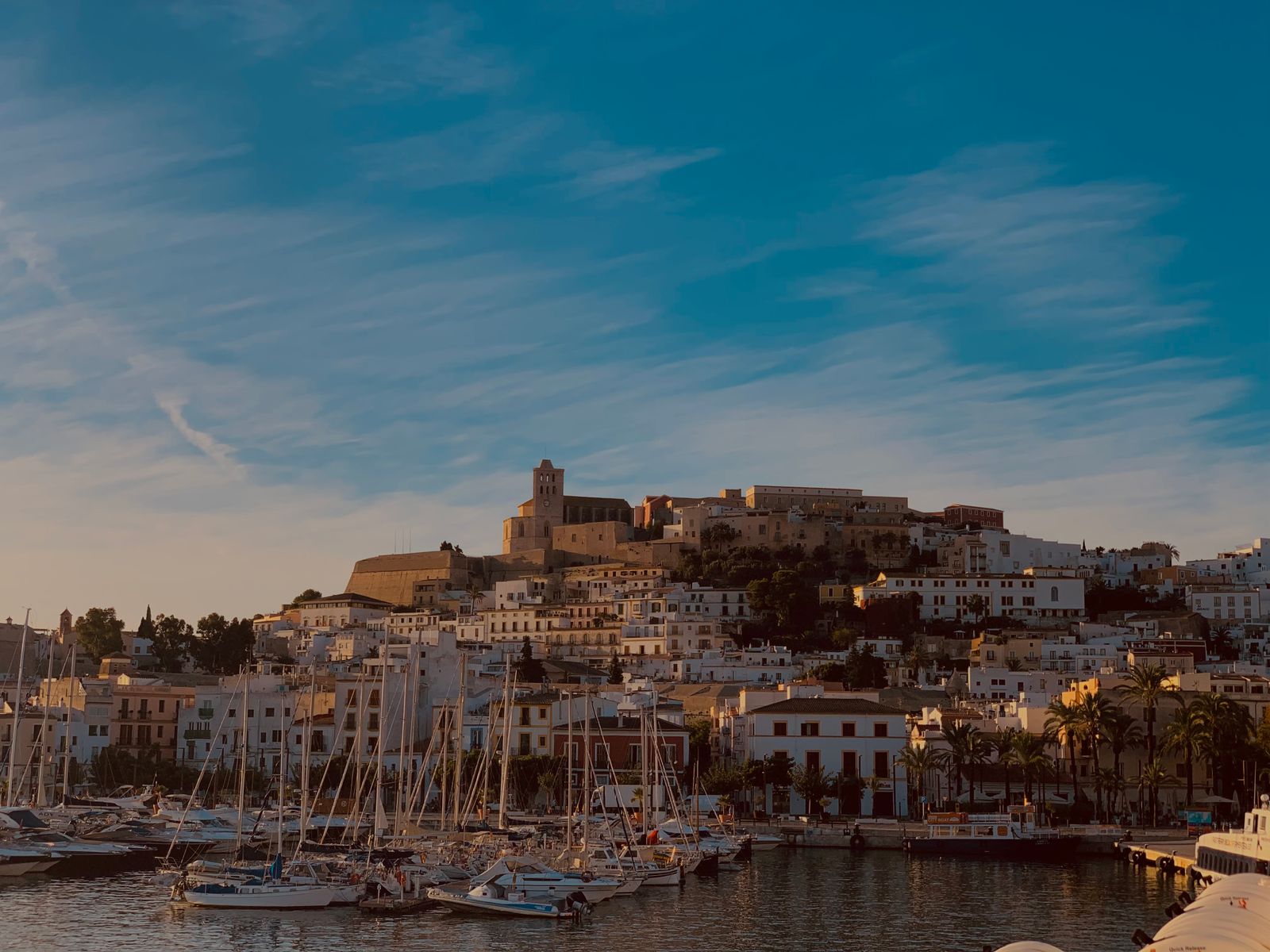 El islote de Es Vedrà emergiendo del mar frente a la costa de Cala d'Hort, en Ibiza